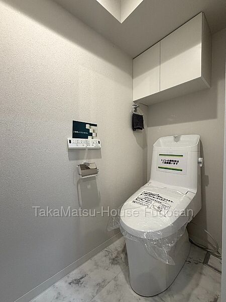 上部に棚が付いているお手洗い