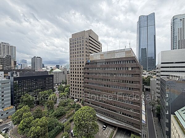 対面の建物と距離があり、開放感も良好