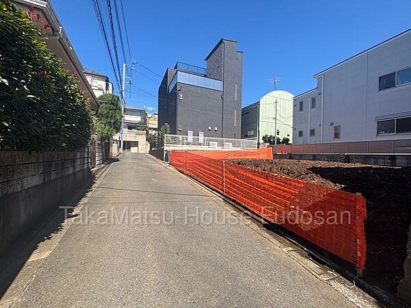 車通りも少なく、閑静な住環境で御座います。