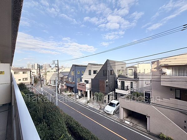 住宅街に位置しており、開放感がございます。