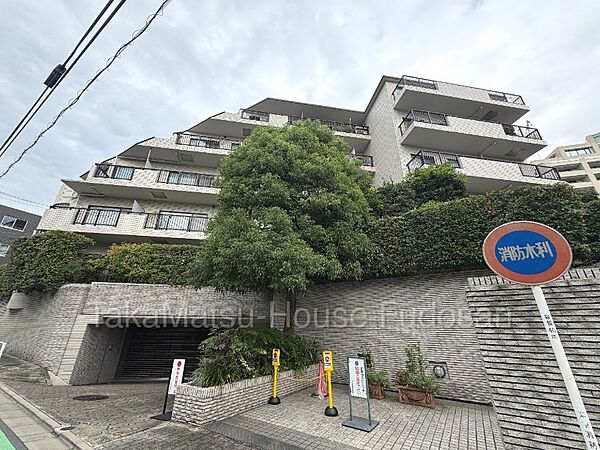 池尻の閑静な住宅街に佇むマンションでございます。