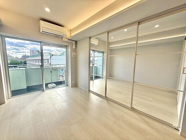 ガラスウォールを開放すれば洋室と一体利用可能。約17.2帖の大空間が広がります。