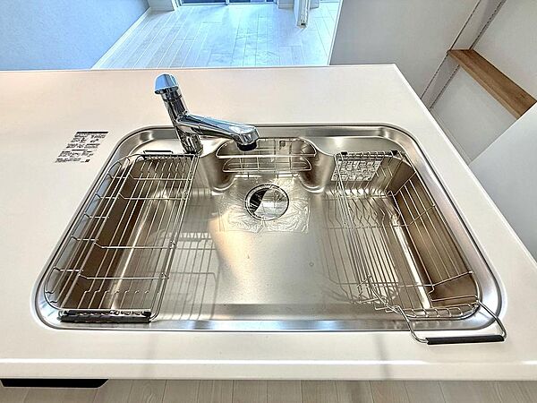 ワイドシンクを採用。大きな鍋やフライパンも洗いやすく、毎日の家事を快適にサポートします。