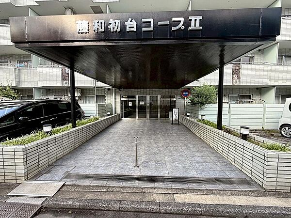 駅徒歩3分の利便性に加え、重厚感あるエントランスが住まう誇りを演出します。