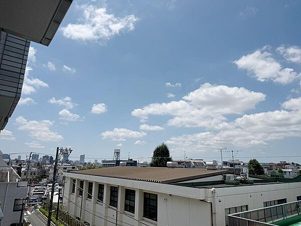 広い空を望む開放感あふれる眺望。都心にありながらゆとりを感じる景色が広がります。