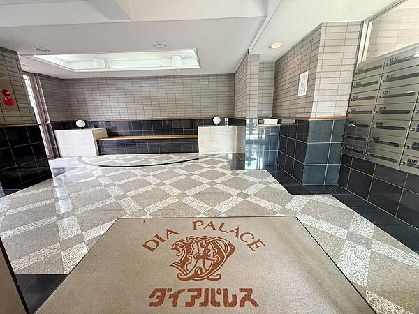 重厚感のあるダイアパレスシリーズのエントランスホール　共用部