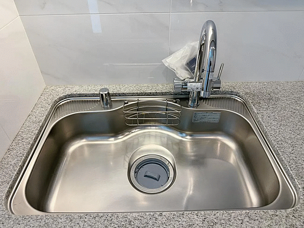 水はね音を抑える静音シンク。調理くずや食品などの生ごみを簡単に粉砕処理できるディスポ―ザを設置。