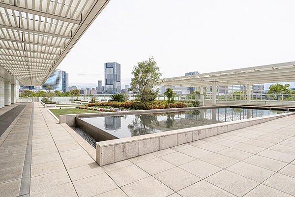 共用部。カフェラウンジからアプローチできる、お住まいの方専用の庭園。リゾートを思わせる開放感と上質な安らぎに包まれます。