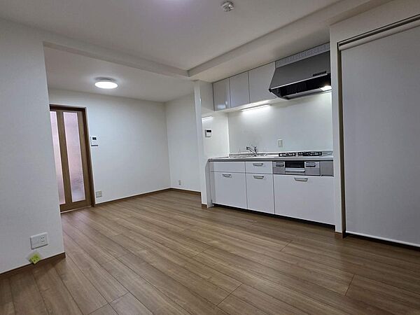 リノベーションされたリビング。１２帖の広さがあります。