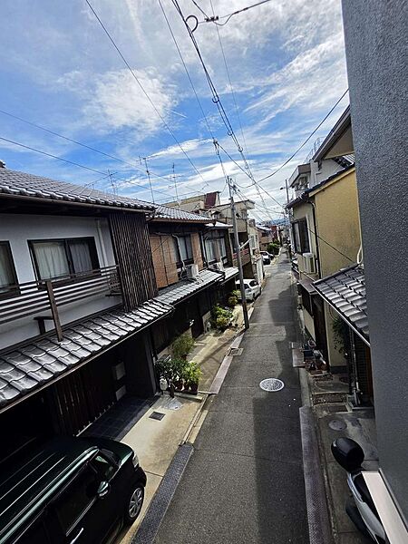 前面道路。東を望む。