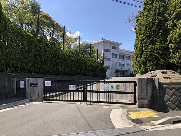 衣笠中学校 距離：1,275m