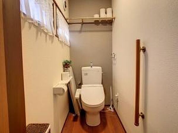 安全を配慮し、浴室、トイレは手すり付き