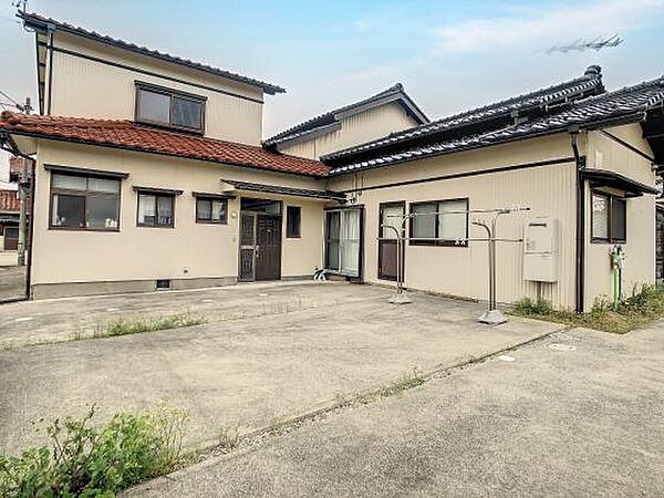 玄関が2つあるので二世帯住宅も可能です