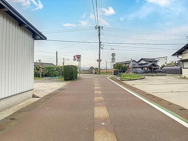 広い通りに面しておりますので駐車も楽々です。