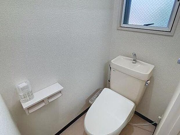 温水洗浄便座のトイレは、バストイレ別の落ち着いた空間です。