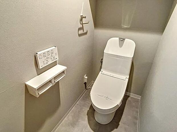 新品のトイレは温水洗浄便座付きで快適です。