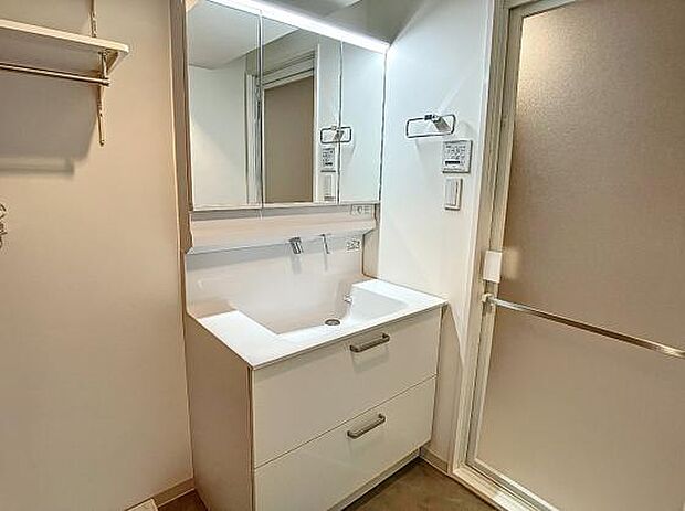 三面鏡洗面でお掃除のしやすい洗面ボウルのある脱衣室です。