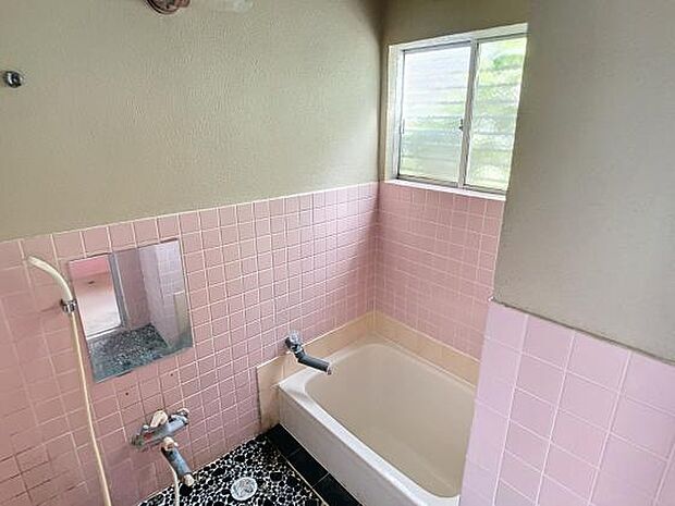 可愛らしい色調の浴室とシンプルな浴槽でしっかり体を温められますね