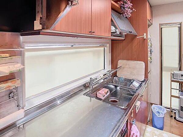 この洗練されたキッチンは、上質な素材とデザインにこだわった空間です。