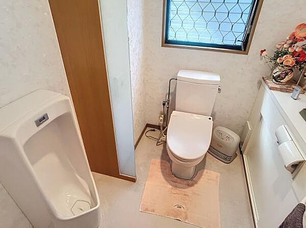 男性専用スペースを備えたトイレは、快適で機能的な空間です。