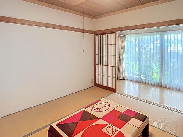 縁側に面した明るい和室8帖、落ち着いた雰囲気で四季折々の景色を楽しめます。