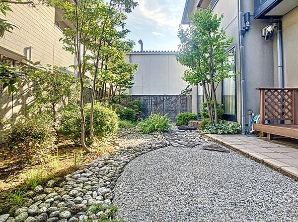 石畳が特徴的な、落ち着いた雰囲気の庭園です。