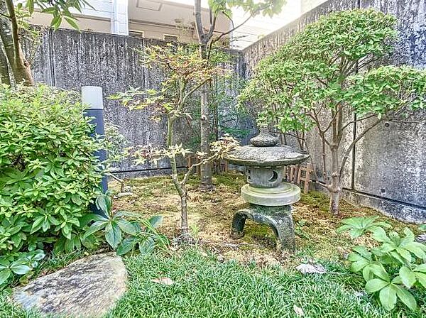 手入れの行き届いた庭が、家の癒し空間を演出します。