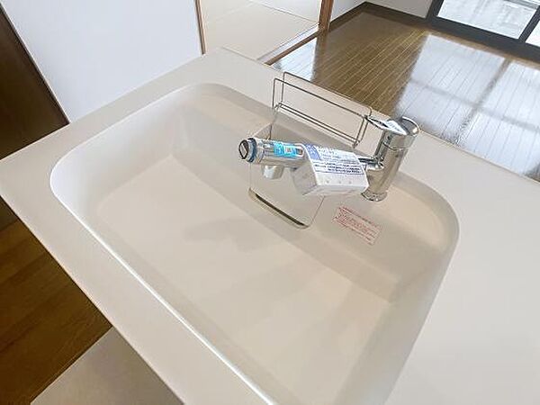 人造大理石デザインでシンプルかつ上品な色合いです。