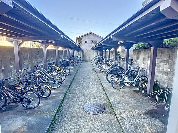自転車を利用するご家族にも便利な設備が整っています。