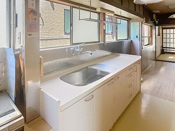 明るい光が差し込む窓辺で、気持ち良くお料理ができます