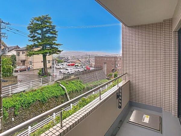 バルコニー側は傾斜地のため、眺望も良好