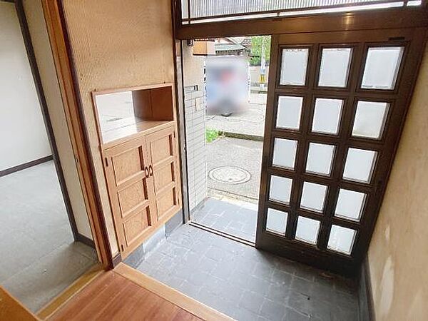 温かい光が差し込む、懐かしさあふれる玄関