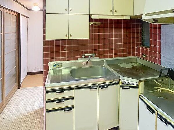 コンパクトながらも、収納部分が沢山あり、調理用品をすっきりしまえます