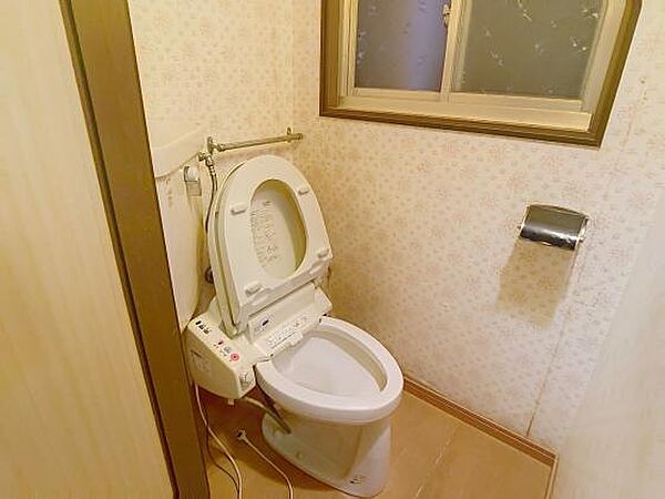 窓付きで明るい、温水洗浄便座付きトイレ
