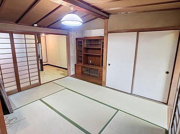 収納部分も充実した和室