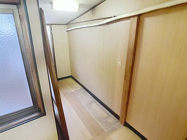 バルコニーに繋がる廊下は荷物を置くにも役立ちます