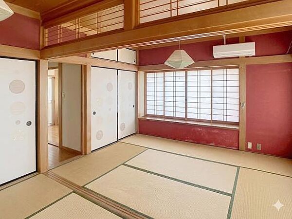 鮮やかな赤い壁が印象的な和室。レトロな雰囲気と畳の温もりが融合する空間。
