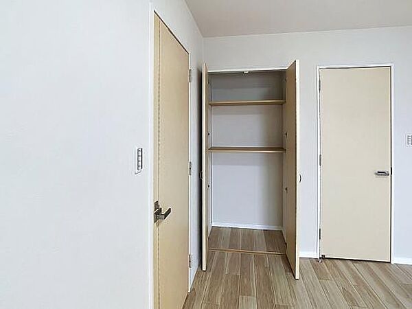 便利な可動棚付き収納。日用品や小物をすっきり整理整頓できます。