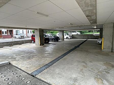雨や日差しから愛車を守る屋根付きの駐車場。悪天候時でも快適に乗り降りが可能です