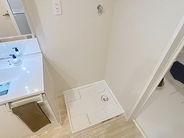 洗面室内に設置された防水パン。浴室や洗面台が近く、日々の洗濯動線もスムーズです。