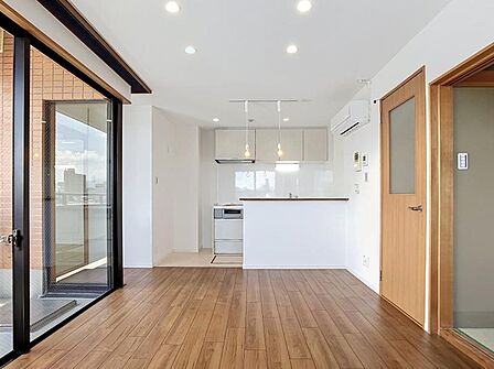 陽光がたっぷり差し込む広々LDK。バルコニーからの眺望も魅力!