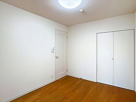 クローゼット完備で部屋を広く使える、明るくシンプルで清潔感ある洋室です。
