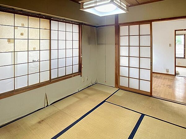 障子を開ければ開放感たっぷり。くつろぎの時間を過ごせる6帖の和室。