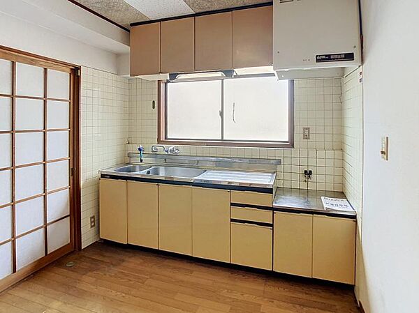 窓付きで明るく換気もしやすい！収納豊富な壁付けキッチン。