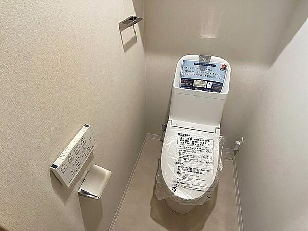 多機能便座を備えた、すっきり清潔感のあるトイレです。