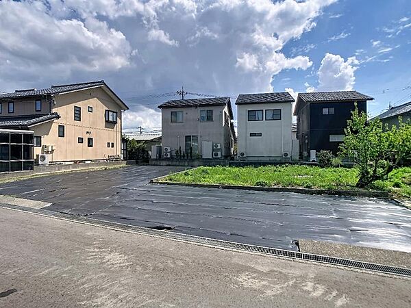 【間口広々約18m】並列駐車や平屋プランも可能な約108坪のゆとりある敷地。