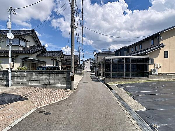 北側道路に面した静かな住環境。