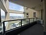 バルコニー：広島市内の緑豊かな山々と太田川をゆったり眺めることができます。車の渋滞も確認できます！？