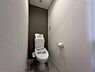 トイレ：落ち着いた色合いの壁紙で、清潔感のあるトイレです。