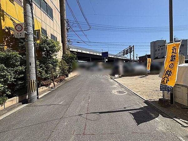整備された更地が広がる、日当たりの良い物件です。前面道路は広く、車の出し入れもスムーズ。